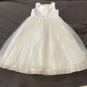White flower girl dress size 8 girls with tulle good condition